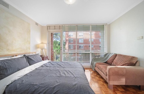 North Sydney Apartment | Cozy 1 Bed Harbour View Apartment and Free Carpark