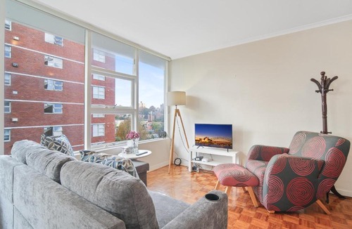 North Sydney Apartment | Cozy 1 Bed Harbour View Apartment and Free Carpark
