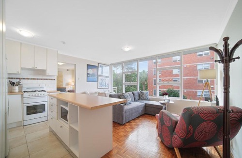 North Sydney Apartment | Cozy 1 Bed Harbour View Apartment and Free Carpark