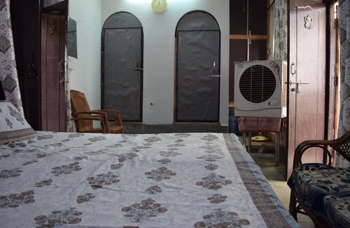 Mathura House | Cozy 1-bedroom house in pleasant Mathura with WiFi