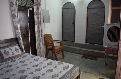 Mathura House | Cozy 1-bedroom house in pleasant Mathura with WiFi