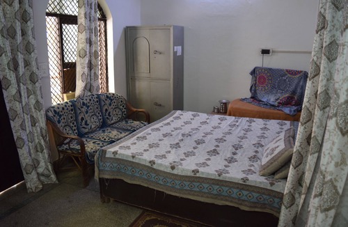 Mathura House | Cozy 1-bedroom house in pleasant Mathura with WiFi