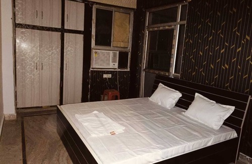 Indira Nagar Apartment | Cozy 2-bedroom apartment in tranquil Lucknow with WiFi, AC