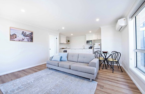 Dubbo House | Cozy Getaway - Modern Central Unit | Garden View