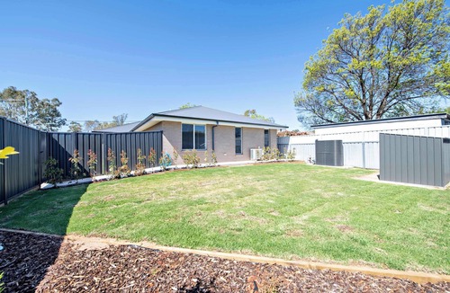 Dubbo House | Cozy Getaway - Modern Central Unit | Garden View