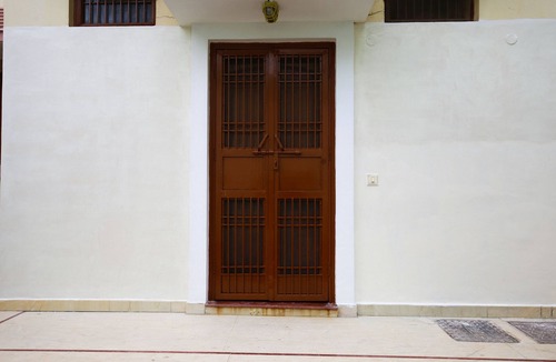 Vrindavan House | Cozy Home Stay in Vrindavan right behind Iskcon temple with modern facilities.