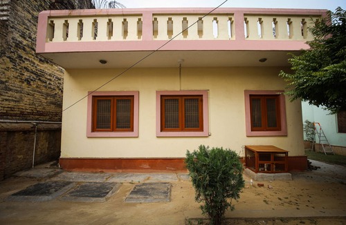 Vrindavan House | Cozy Home Stay in Vrindavan right behind Iskcon temple with modern facilities.