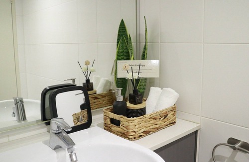 Hornsby Apartment | Cozy Minimalist 1 Br Apt near Hornsby mall & trains