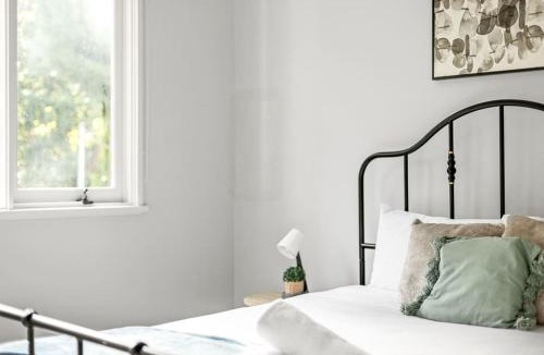 Lindfield House | Cozy Queen Room - Nearby Transport & Shop - Shared Bathroom