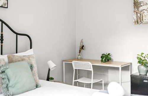 Lindfield House | Cozy Queen Room - Nearby Transport & Shop - Shared Bathroom