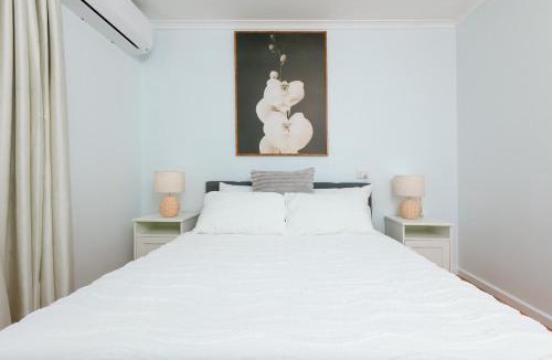 Paradise Villa | Cozy Retreat-4 Queen Bed, 3TV, Full Kitchen, Cot, Pets allowed-Fully Fenced, FreeWifi