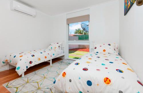 Paradise Villa | Cozy Retreat-4 Queen Bed, 3TV, Full Kitchen, Cot, Pets allowed-Fully Fenced, FreeWifi