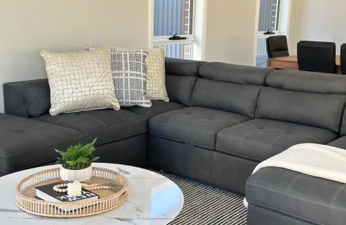 Pendle Hill House | Cozy & Spacious 5BR Family Home with Free On-Site Parking