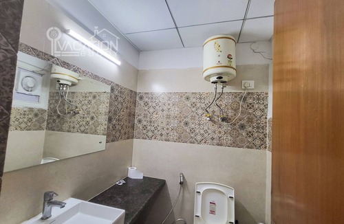 Greater Noida Apartment | Cozy Studio in Amazing Greater Noida with AC, Wi-Fi