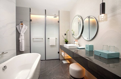 Pengjiang Hotel | Crowne Plaza Jiangmen Binjiang by IHG