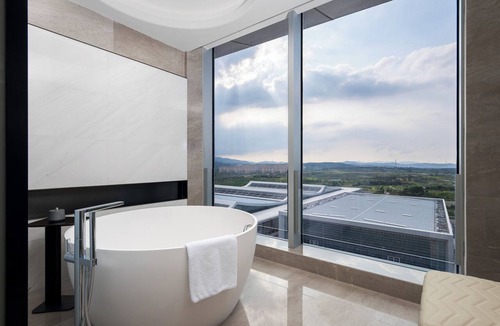 Weihai Hotel | Crowne Plaza Weihai Binhai by IHG