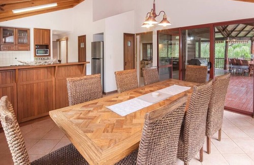 Marybrook House | Crystal Waters- WIFI and Linen included