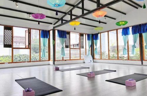Dali Ancient Town House | Dali Lily Guest House, close to the Honglongjing Gate of the ancient city,only 200 meters ,near the Cangshan and Erhai Lake,English-speaking service, convenient payment
