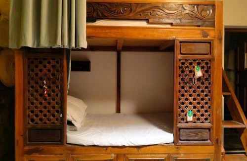 Dali Ancient Town House | Dali Lily Guest House, close to the Honglongjing Gate of the ancient city,only 200 meters ,near the Cangshan and Erhai Lake,English-speaking service, convenient payment