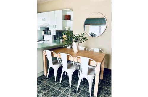 Forster Apartment | Debra Court 6