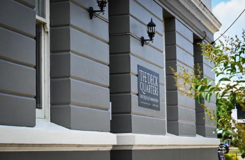 Mansfield Hotel | Deck Quarters - Mansfield, VIC