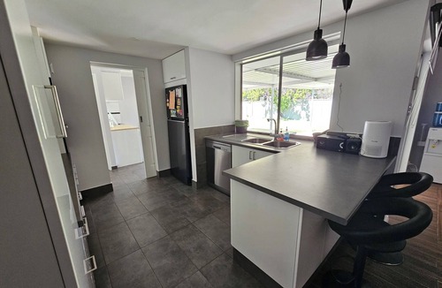 Forrestfield House | Deluxe A-class family home with swimming pool