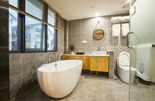 Xihu Qu House | Deluxe Double Balcony King Room Bathtub