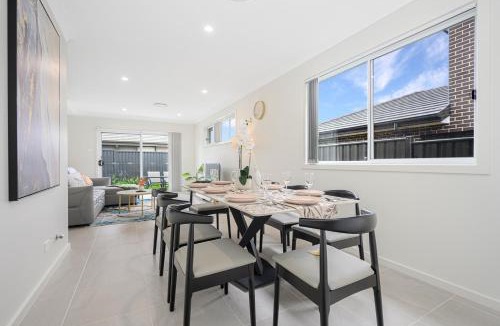 Denham Court Villa | Denham Court 4Br with Central AC & WiFi near Coles