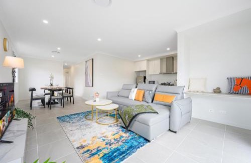 Denham Court Villa | Denham Court 4Br with Central AC & WiFi near Coles