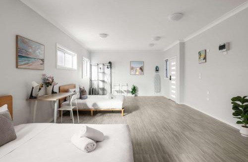 Ryde Apartment | Detached Quadruple Studio Room with Simple Kitchenette near Top Ryde city