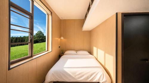 Pudong Hotel | Disse Graffiti International Hotel Shanghai, 24 Hours 7 Days Free Airport Shuttle Service, 500 Meters Straight Ahead From The Airport Terminal