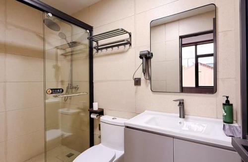 Pudong Hotel | Disse Graffiti International Hotel Shanghai, 24 Hours 7 Days Free Airport Shuttle Service, 500 Meters Straight Ahead From The Airport Terminal
