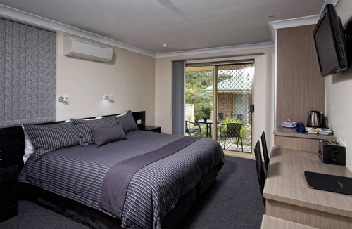 Vincentia Hotel | Dolphin Shores