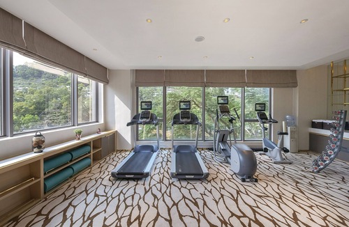 Kwai Chung House | Dorsett Room with queen bed - Free Wifi+Pool+Gym