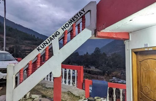 Bomdila Bed & Breakfast | DOUBLE BED DELUXE ROOM 3