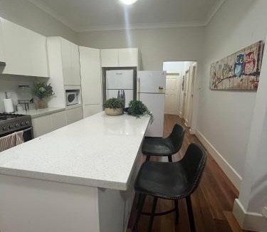 Brighton-le-Sands House | Double room near airport & popular beach