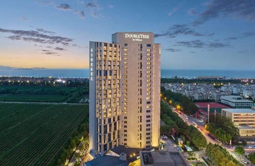 Fushan Hotel | Doubletree By Hilton Yantai Golden Coast Hotel & Suites