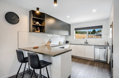 Warrane Villa | "Driftwood Villa" No4 -10 Mins to Airport & CBD.