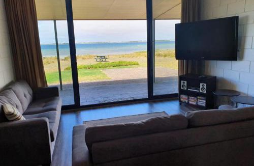 Melville House | Dun Workin - Absolute Beachfront