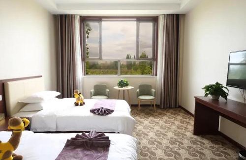 Mingsha Mountain and Crescent Spring House | Dunhuang Bokang Hotel