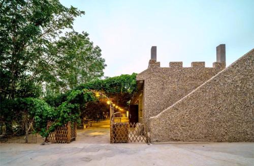 Mingsha Mountain and Crescent Spring House | Dunhuang Hu Yang Inn