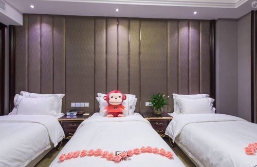 Mingsha Mountain and Crescent Spring Hotel | Dunhuang Season Boutique Hotel