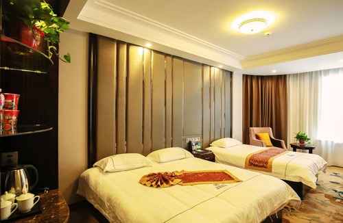 Mingsha Mountain and Crescent Spring Hotel | Dunhuang Season Boutique Hotel
