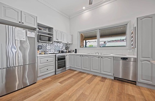 Bathurst House | Dunkley House | 1895 Heritage CBD Stay, Sleeps 10