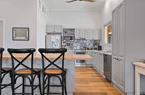 Bathurst House | Dunkley House | 1895 Heritage CBD Stay, Sleeps 10