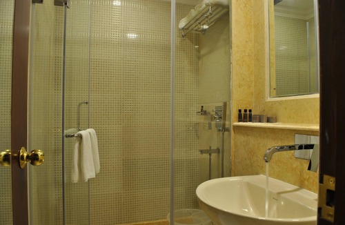 Sualkuchi Hotel | Dynasty Hotel