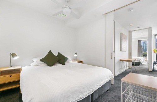 East Melbourne Apartment | East Melb 2bed parking pet friendly