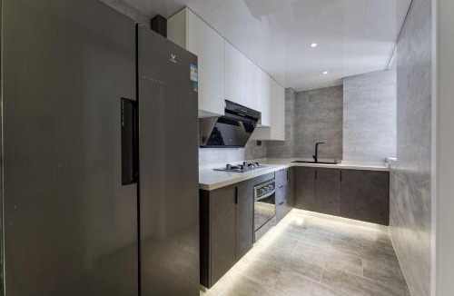 Changning Apartment | Eastern Hub - ZhongShan Park Metro Station 50m, Modern Light Three-bedroom Apartment