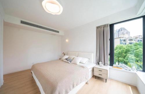 Xujiahui Apartment | Eastern Hub - ZhongShan Park Branch Three Bedroom Bright French Windows, Open Kitchen in Downtown Area