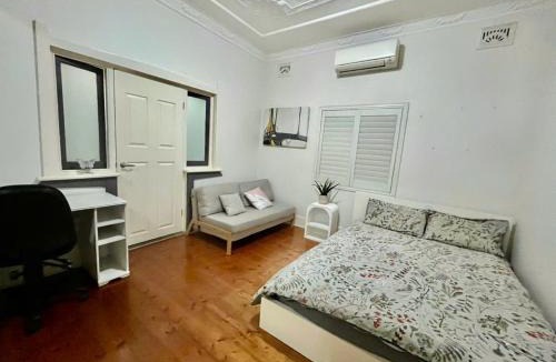 Brighton-le-Sands House | Easy Beach Stay Large Room Near Beach and Airport